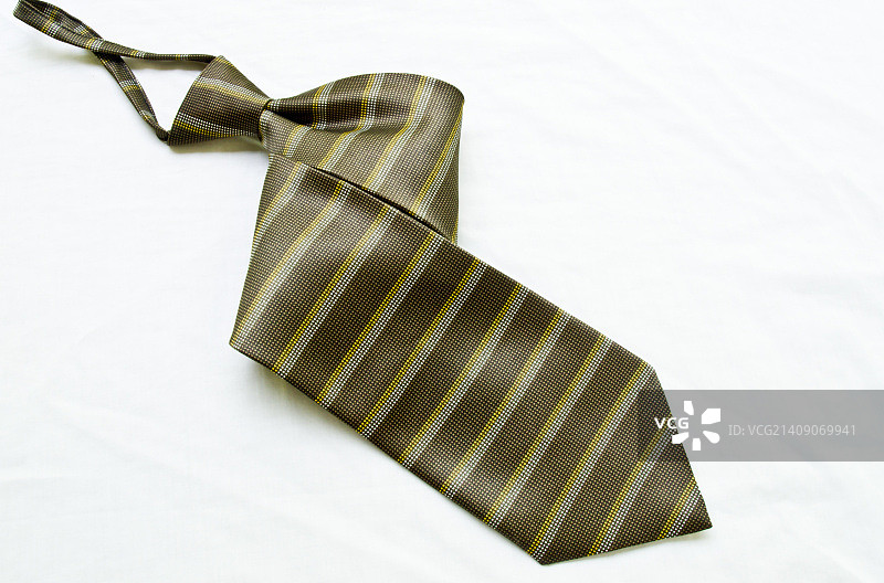 白色背景上的黄黑条纹领带图片素材