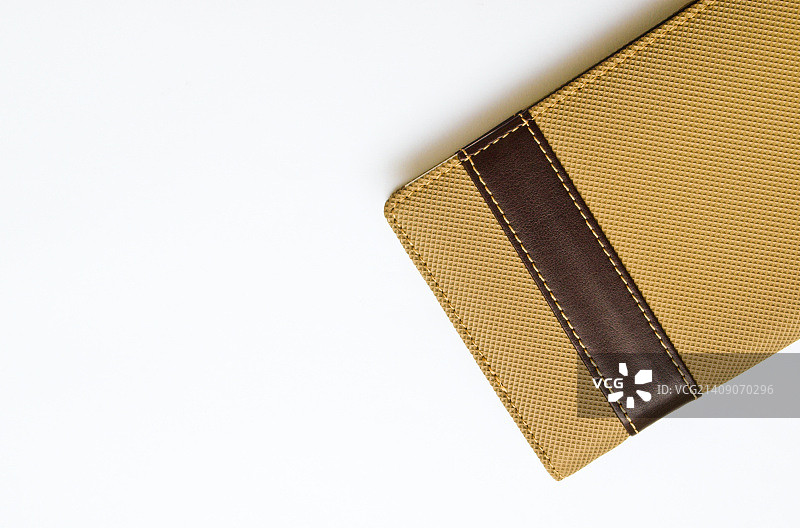 白色背景上孤立的浅棕色笔记本封面图片素材