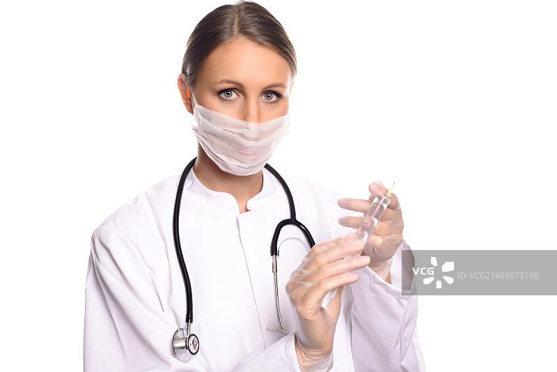 女麻醉师将针头安装到注射器上图片素材