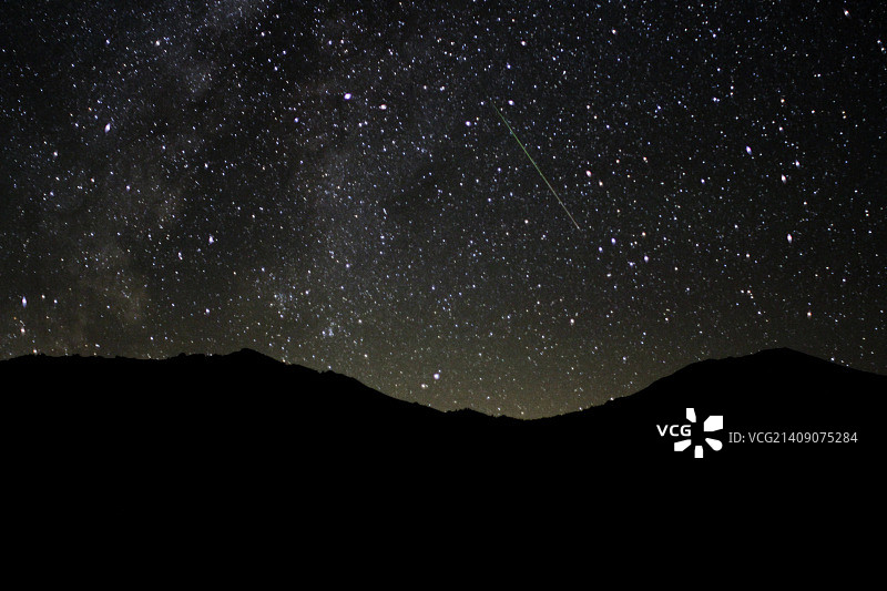 惠特尼山的英仙座流星雨图片素材