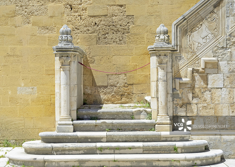 意大利普利亚焦亚德尔科莱施瓦本城堡庭院石制楼梯特写图片素材