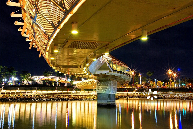 “爱河之心”夜景图片素材