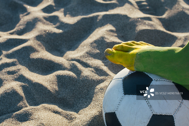 为足球世界杯在脚上绘制的巴西国旗图片素材