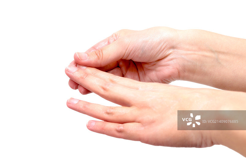 女人在白色背景上涂抹保湿乳液图片素材