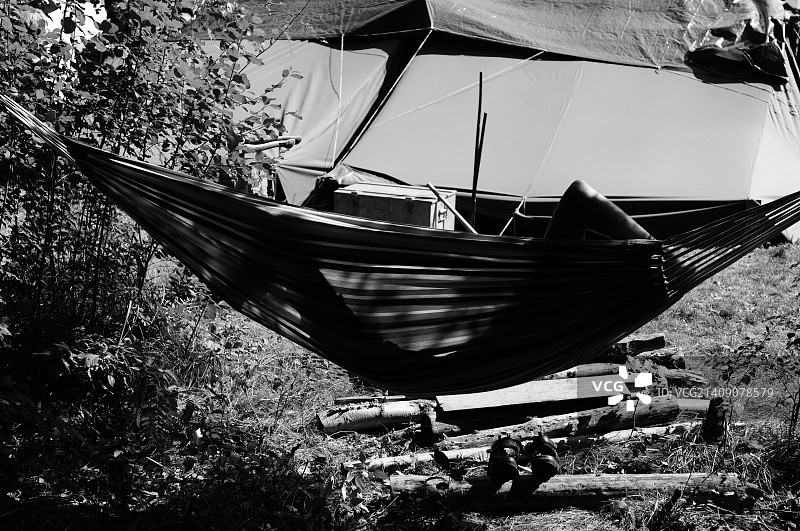 在吊床上睡觉图片素材