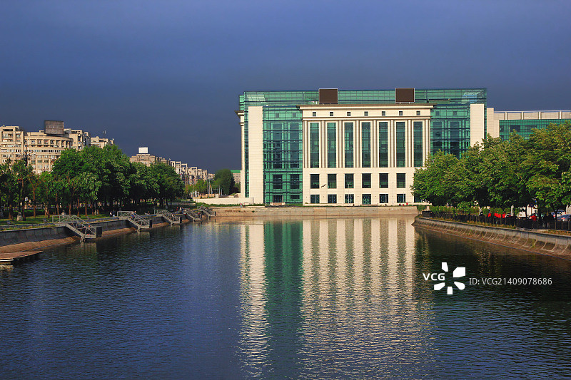 丹博维察河畔的布加勒斯特国家图书馆图片素材