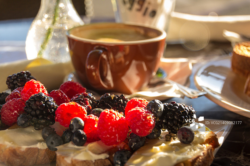 浆果、蜂蜜、黄油和新鲜面包…图片素材