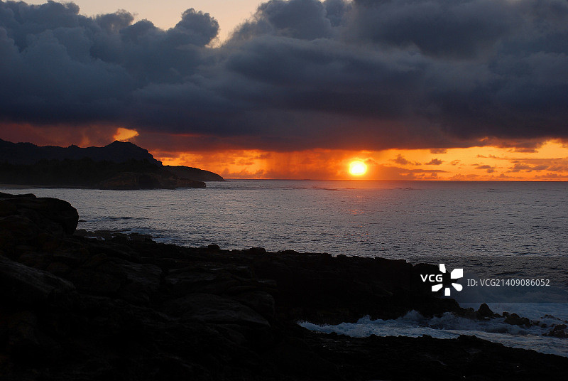 夏威夷考艾岛沉船湾日出图片素材