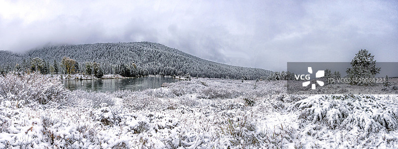 大提顿国家公园斯内克河上的雪景，怀俄明州图片素材