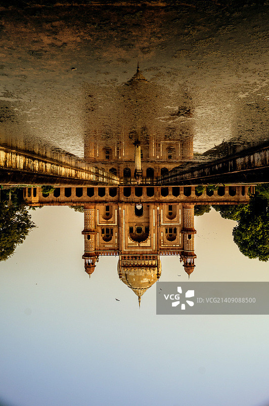 萨夫达君墓的倒影图片素材