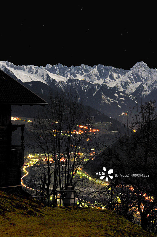 夜晚的齐勒塔尔阿尔卑斯山脉图片素材