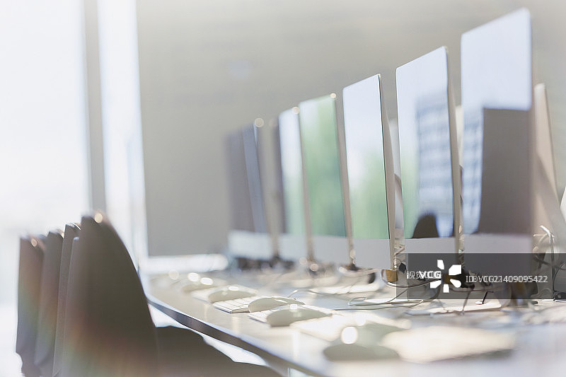 办公室里一排电脑图片素材