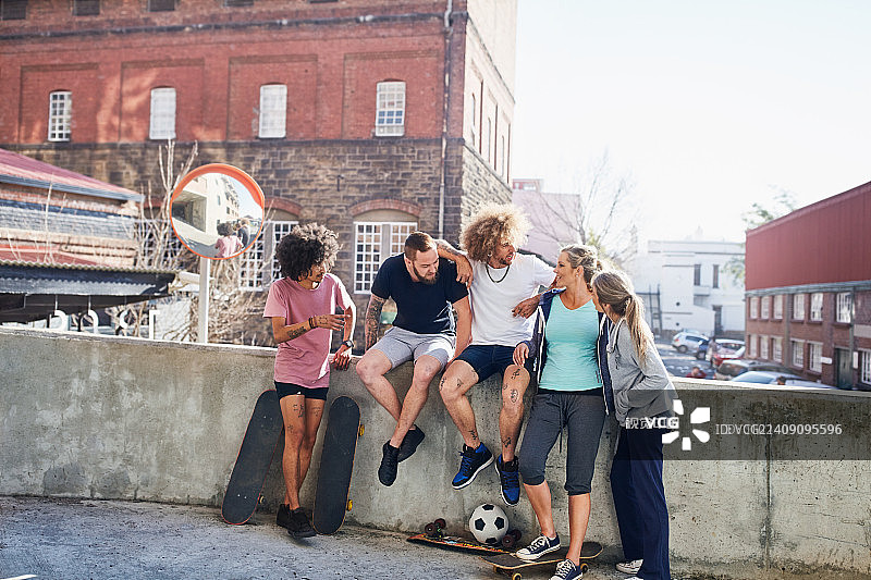 夏季城市墙边滑板朋友图片素材