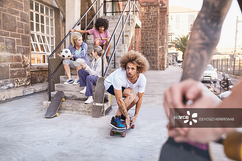 朋友们在城市台阶附近玩滑板图片素材