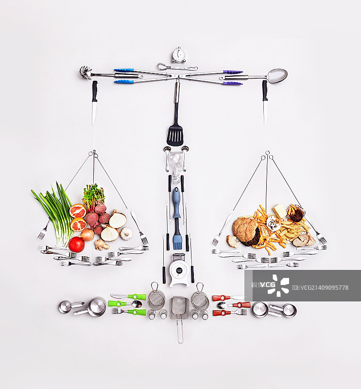 形成对比的健康和不健康食品静物图片素材