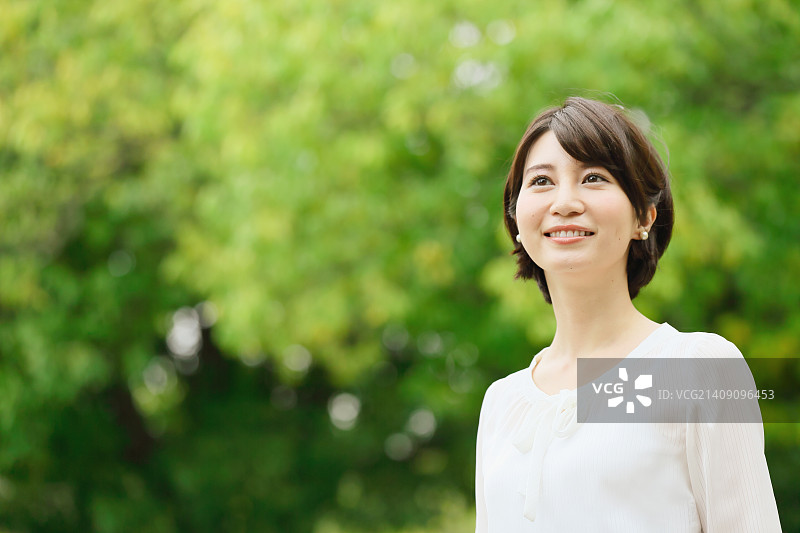 在城市公园里的日本女人图片素材