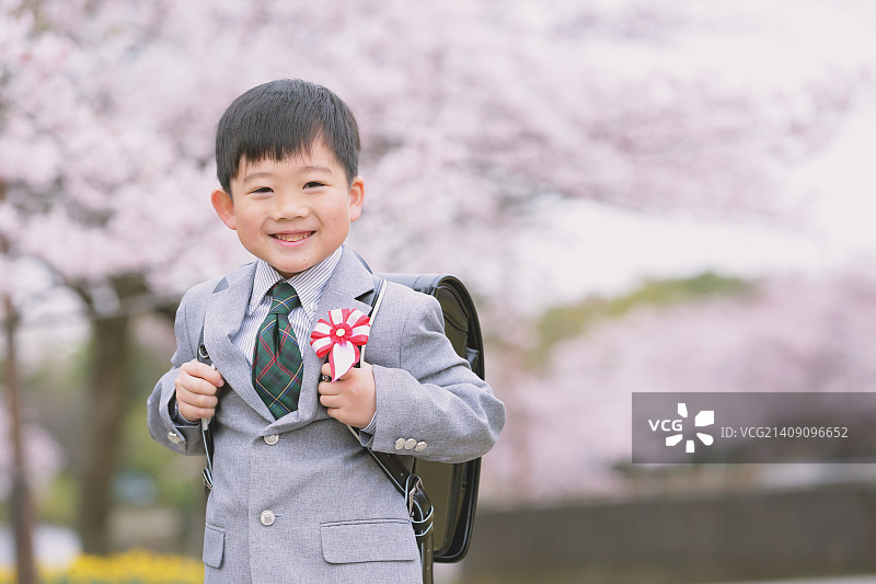 城市公园里的日本儿童与樱花图片素材
