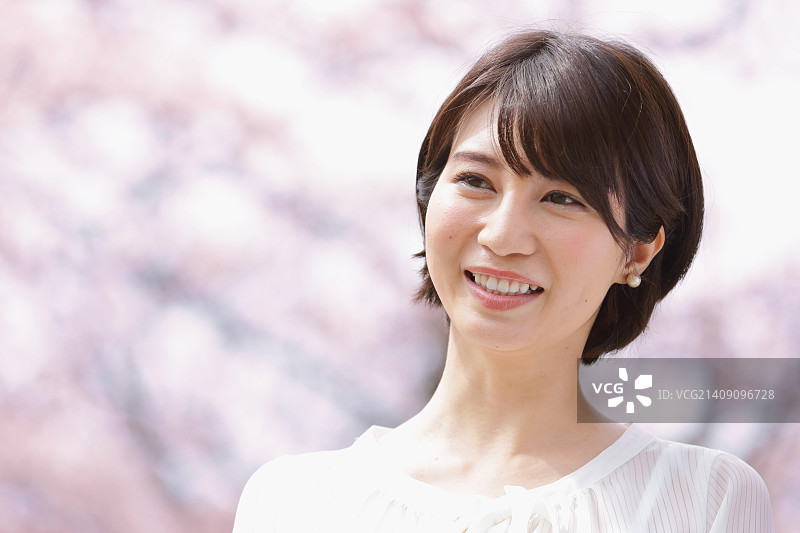 在城市公园里赏樱花的日本女人图片素材