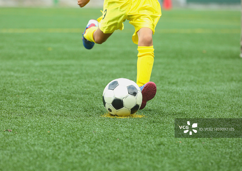 踢足球的日本儿童图片素材