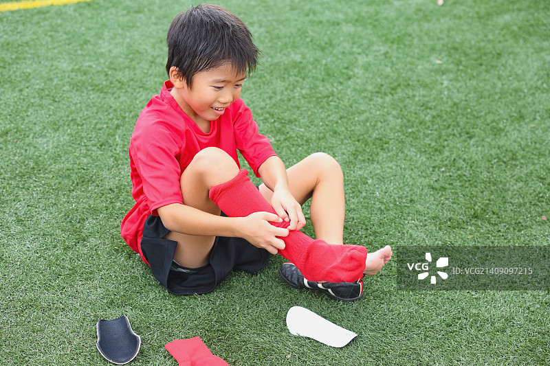 日本儿童在足球场上图片素材