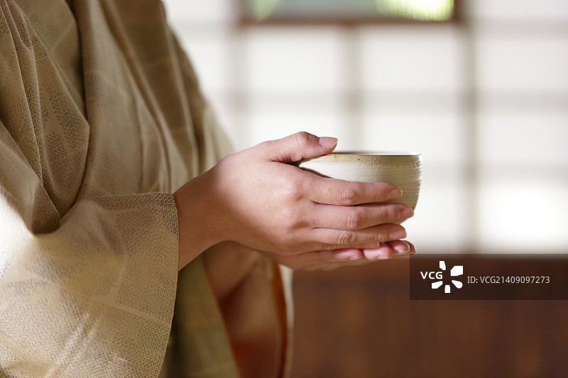 穿着和服手持绿茶的日本女人图片素材