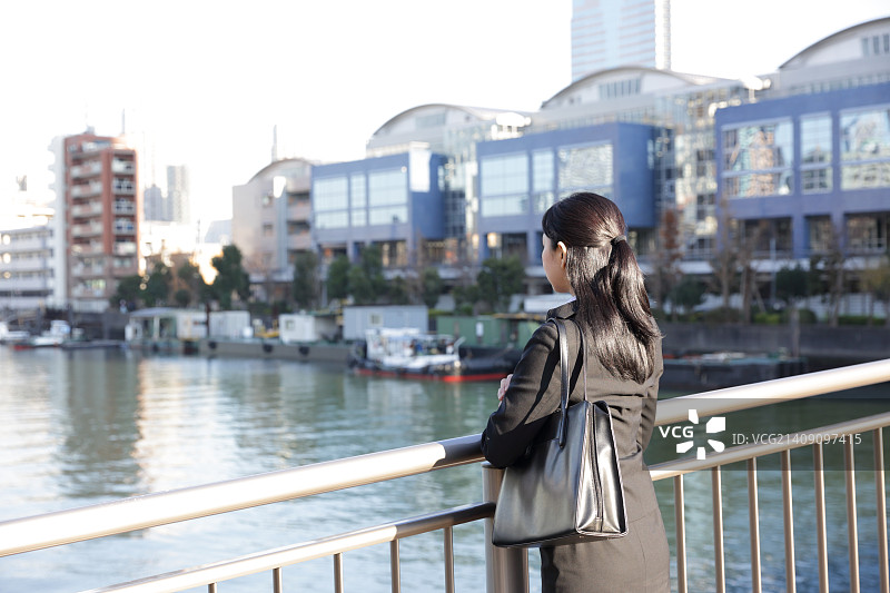 东京市中心的日本年轻女商人图片素材