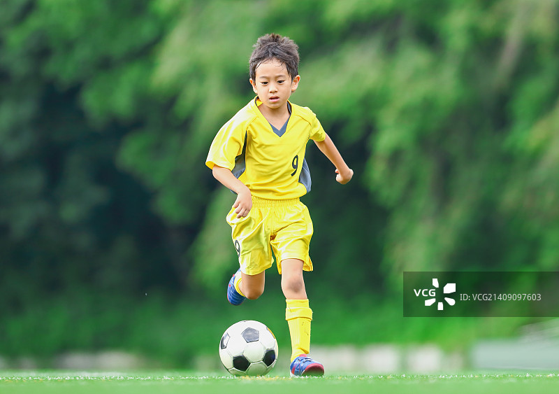 踢足球的日本儿童图片素材