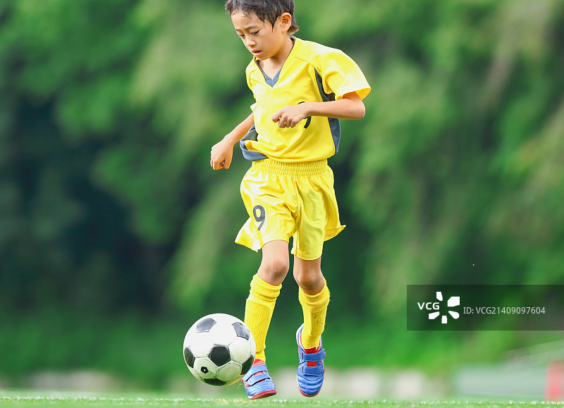 踢足球的日本儿童图片素材