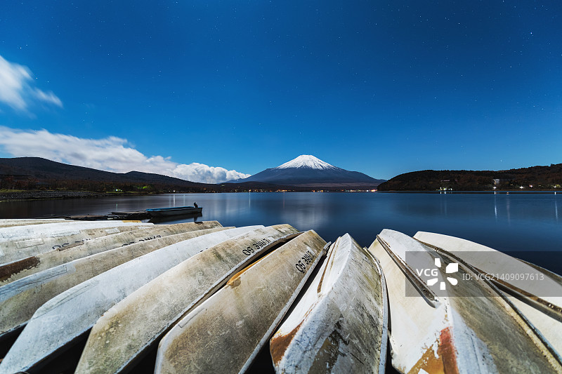 山梨县山中湖富士山与船只的夜景图片素材