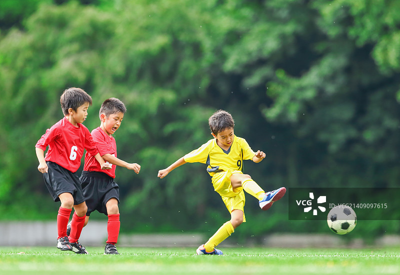 日本儿童踢足球图片素材