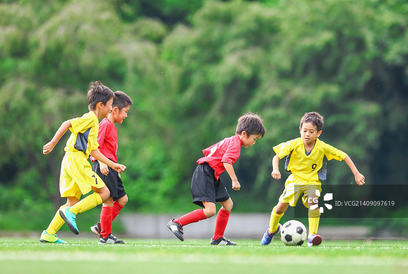 日本儿童踢足球图片素材