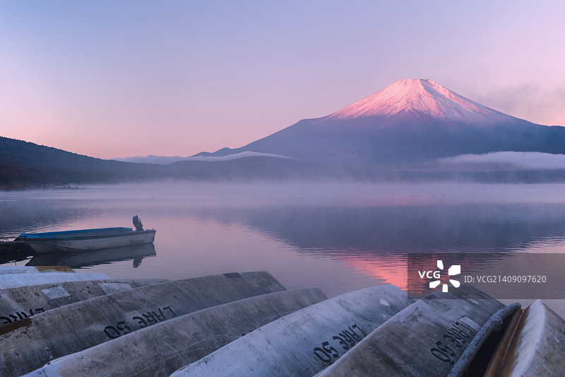山梨县山中湖的富士山晨曦图片素材