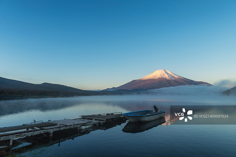 山梨县山中湖的富士山晨曦图片素材