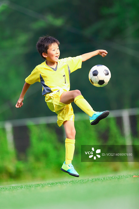 踢足球的日本儿童图片素材