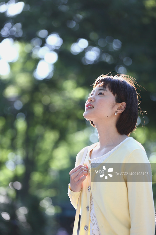 在城市公园里的年轻日本女子图片素材