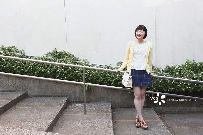 在城市公园里的年轻日本女子图片素材