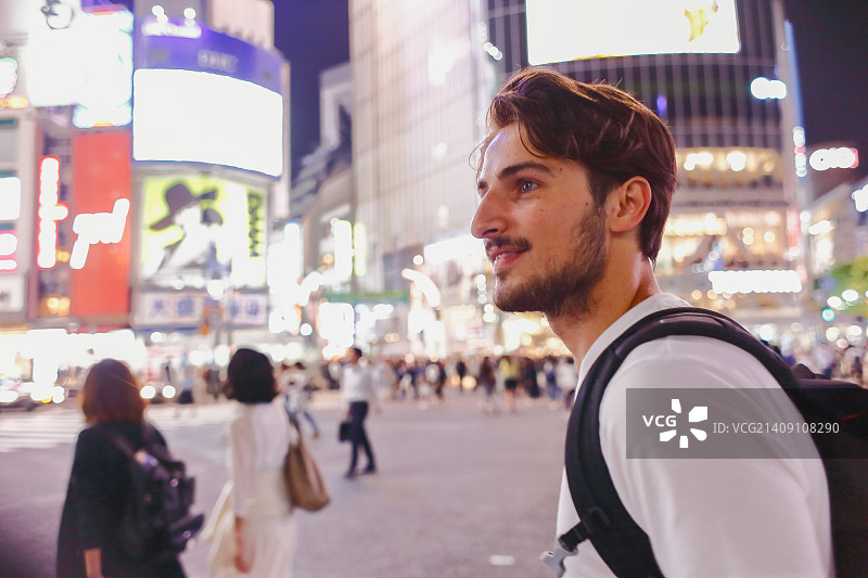 在日本东京观光的白人男子图片素材