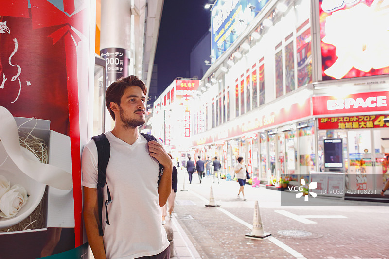 在日本东京观光的白人男子图片素材