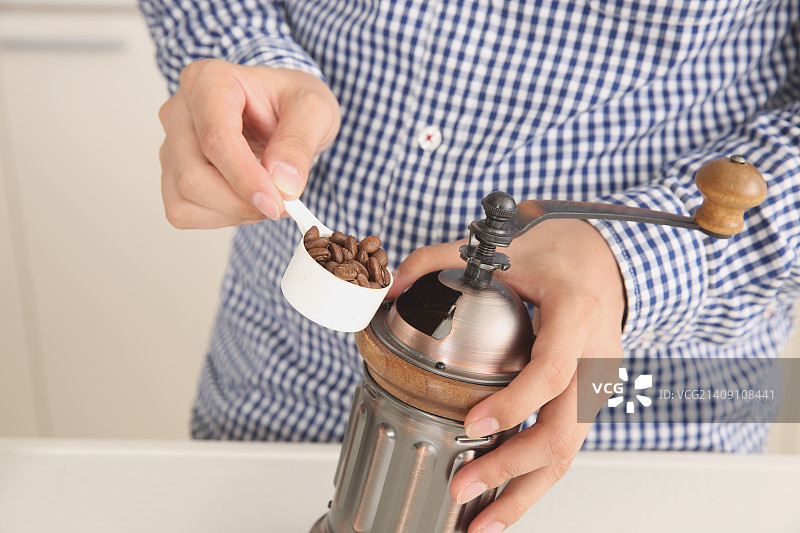 年轻的日本男人在冲咖啡图片素材