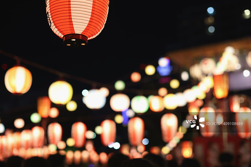 日本盂兰盆节上的纸灯笼图片素材