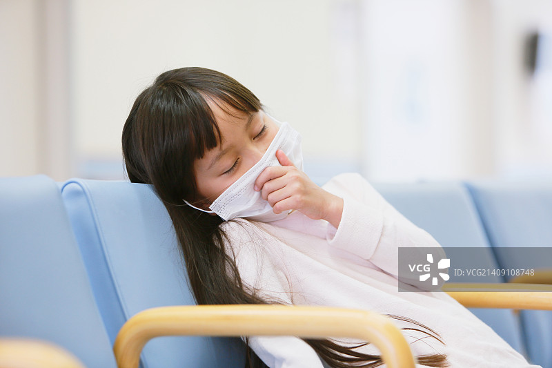 在医院里生病的年轻日本女孩图片素材