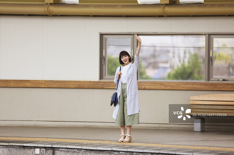 年轻的日本女子在火车站图片素材