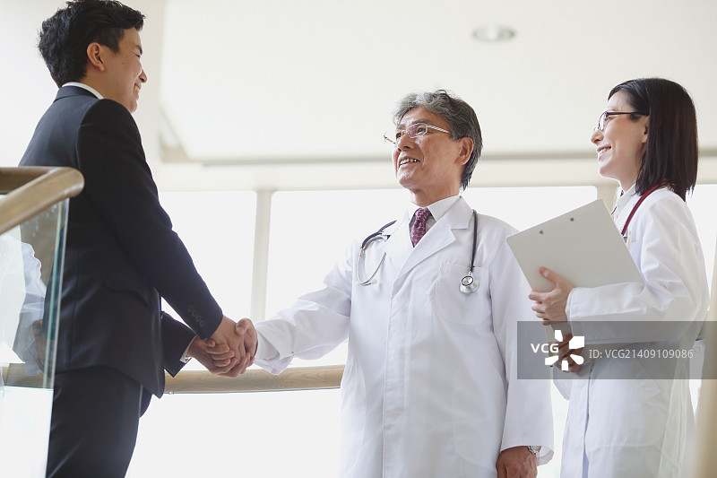 日本医生与商人洽谈图片素材
