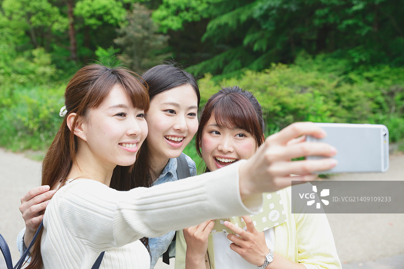 一起自拍的年轻日本女性图片素材
