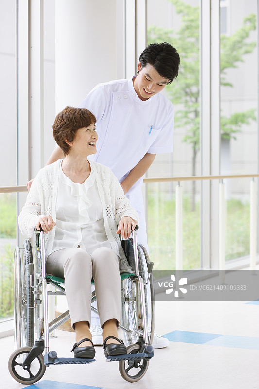 日本护士与病人图片素材