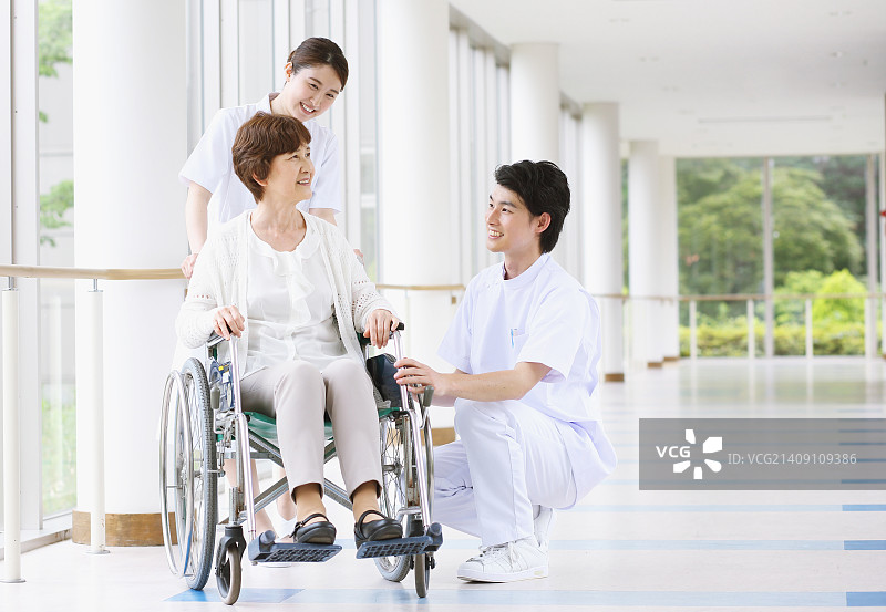 日本护士与病人图片素材