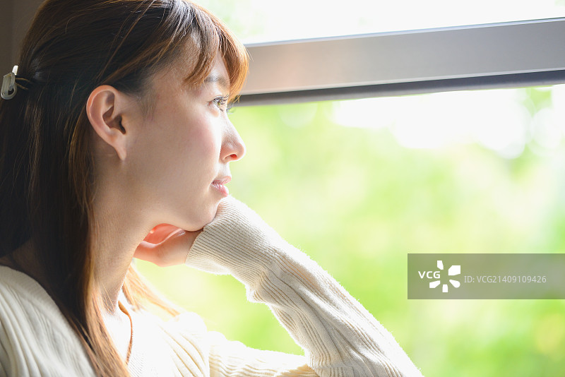 在火车旅行中的年轻日本女人图片素材
