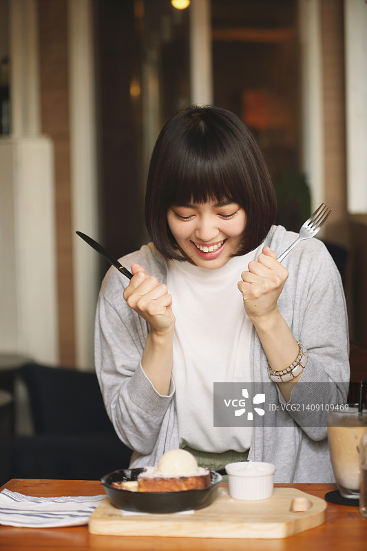 在东京市中心咖啡馆的年轻日本女人图片素材