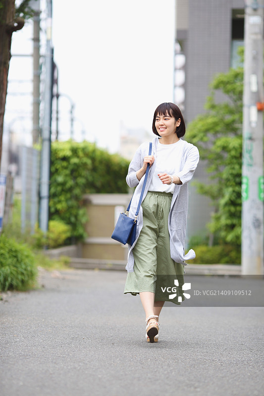 户外日本年轻女子肖像图片素材
