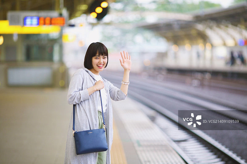 在火车站的年轻日本女子图片素材
